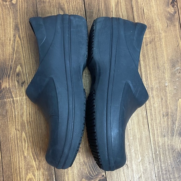 COPY - Crocs clogs Womens size 7 black crocs lock - Picture 3 of 8